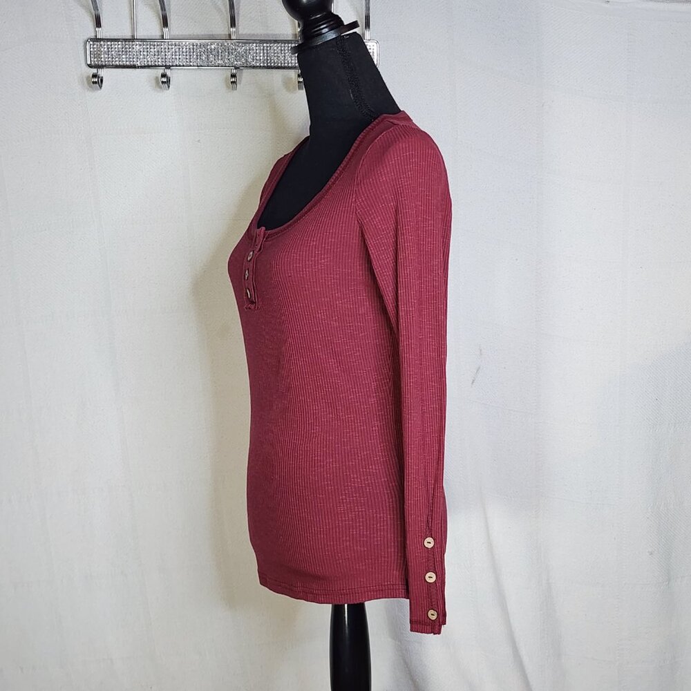 Kissfix Maroon Waffle Knit LS Henley Button Sleeve Detail Poly Rayon Top Size S - Picture 9 of 16